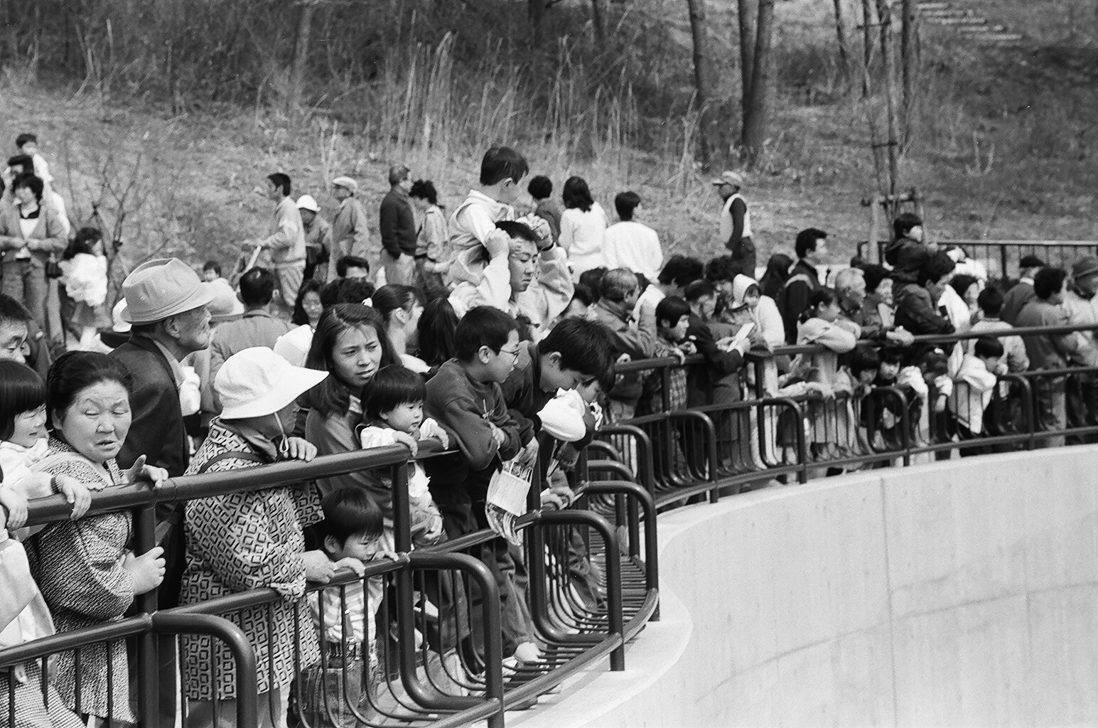 開園直後、サル山前に集う人たち(平成元年4月22日)